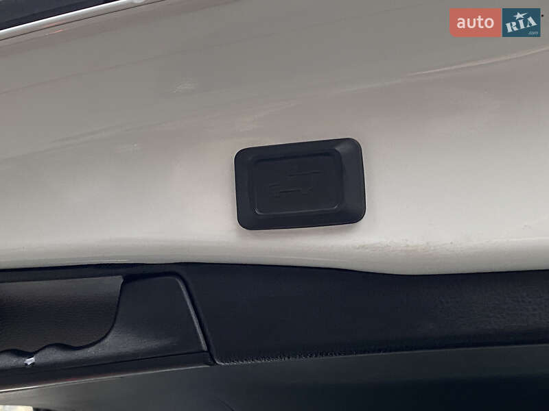 Внедорожник / Кроссовер Toyota RAV4 2020 в Киеве