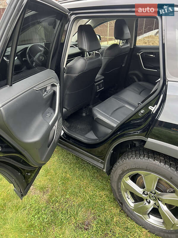 Внедорожник / Кроссовер Toyota RAV4 2020 в Буче
