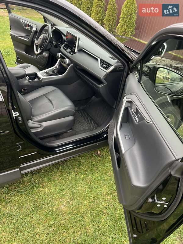 Внедорожник / Кроссовер Toyota RAV4 2020 в Буче