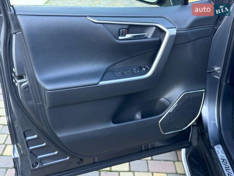 Позашляховик / Кросовер Toyota RAV4 2020 в Дніпрі