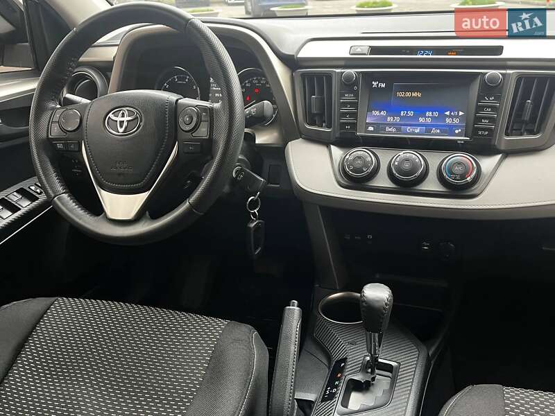 Внедорожник / Кроссовер Toyota RAV4 2015 в Днепре