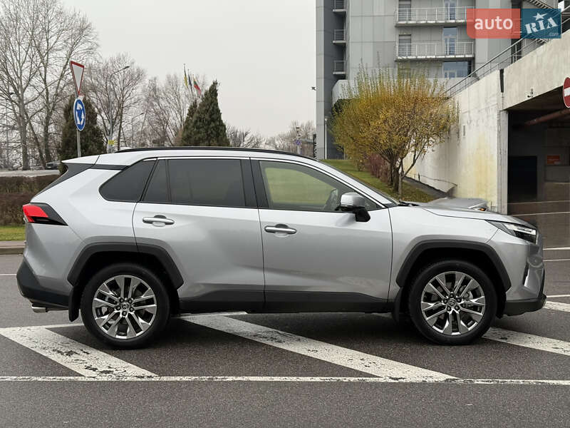 Позашляховик / Кросовер Toyota RAV4 2024 в Києві