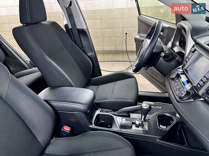 Позашляховик / Кросовер Toyota RAV4 2018 в Сумах