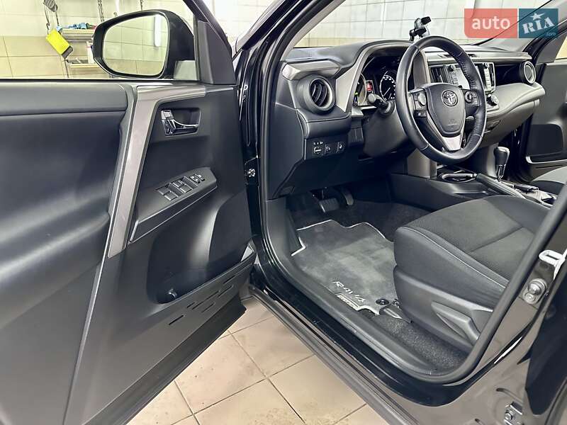 Позашляховик / Кросовер Toyota RAV4 2018 в Сумах