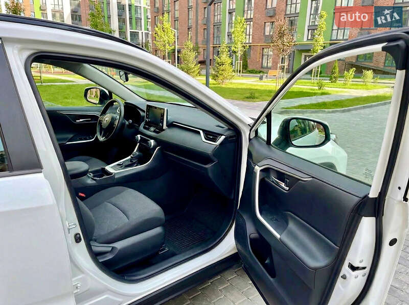 Внедорожник / Кроссовер Toyota RAV4 2019 в Киеве