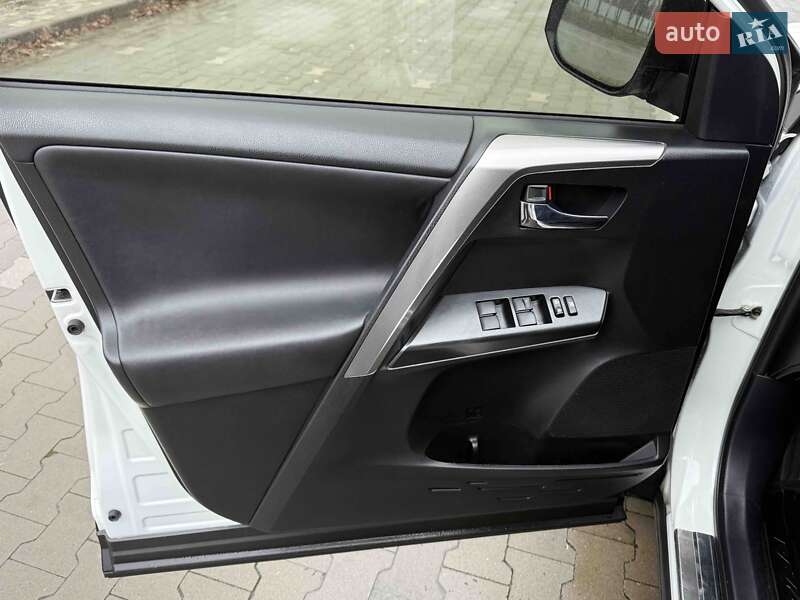 Позашляховик / Кросовер Toyota RAV4 2016 в Києві фото 34 Позашляховик / Кросовер Toyota RAV4 2016 в Києві