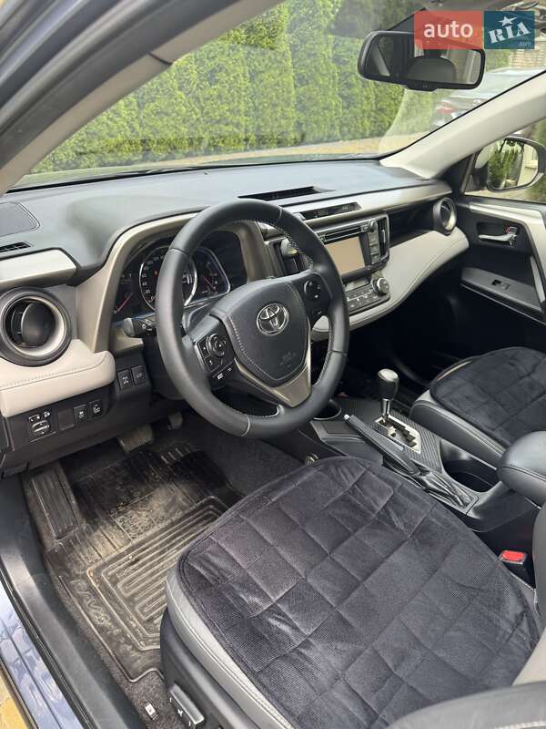 Позашляховик / Кросовер Toyota RAV4 2013 в Чернівцях