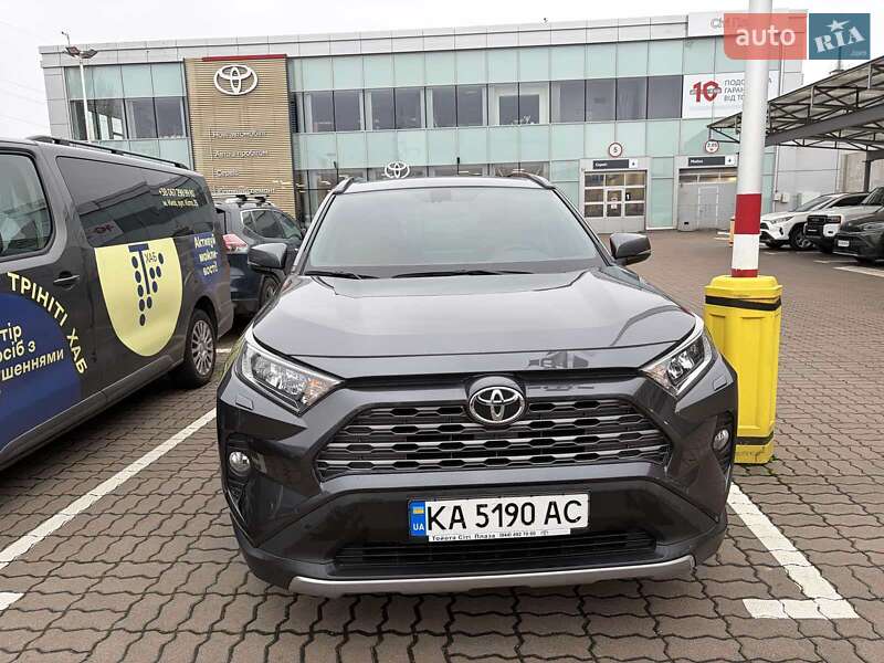 Внедорожник / Кроссовер Toyota RAV4 2019 в Киеве