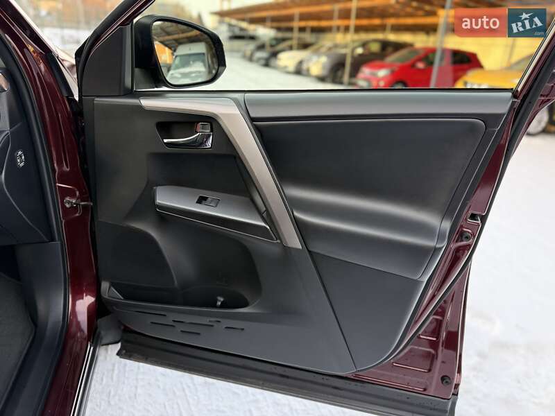 Позашляховик / Кросовер Toyota RAV4 2017 в Вінниці