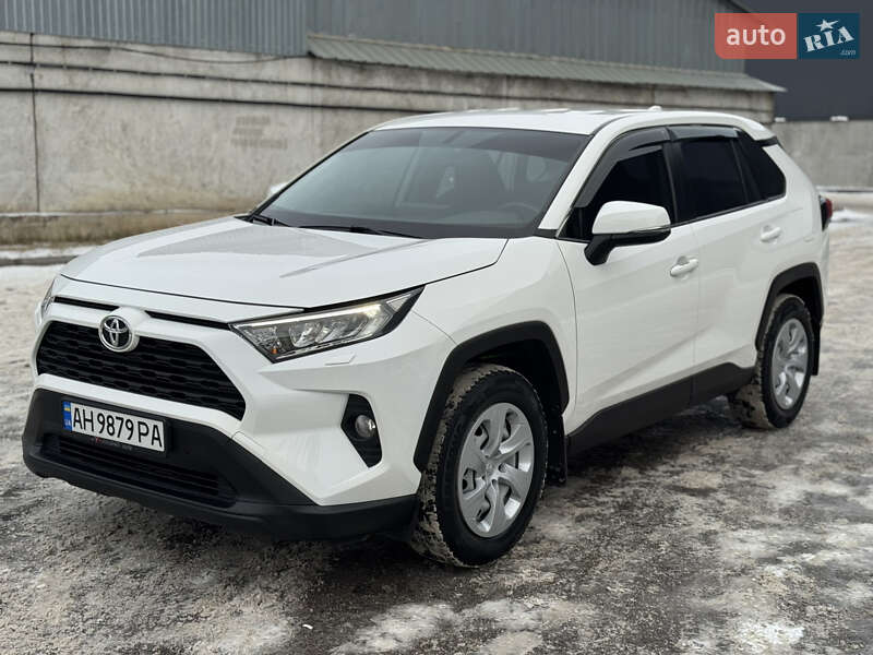 Внедорожник / Кроссовер Toyota RAV4 2019 в Киеве
