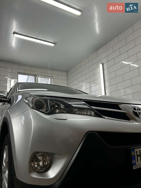 Внедорожник / Кроссовер Toyota RAV4 2013 в Раздельной