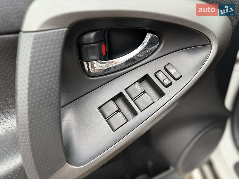 Позашляховик / Кросовер Toyota RAV4 2011 в Києві