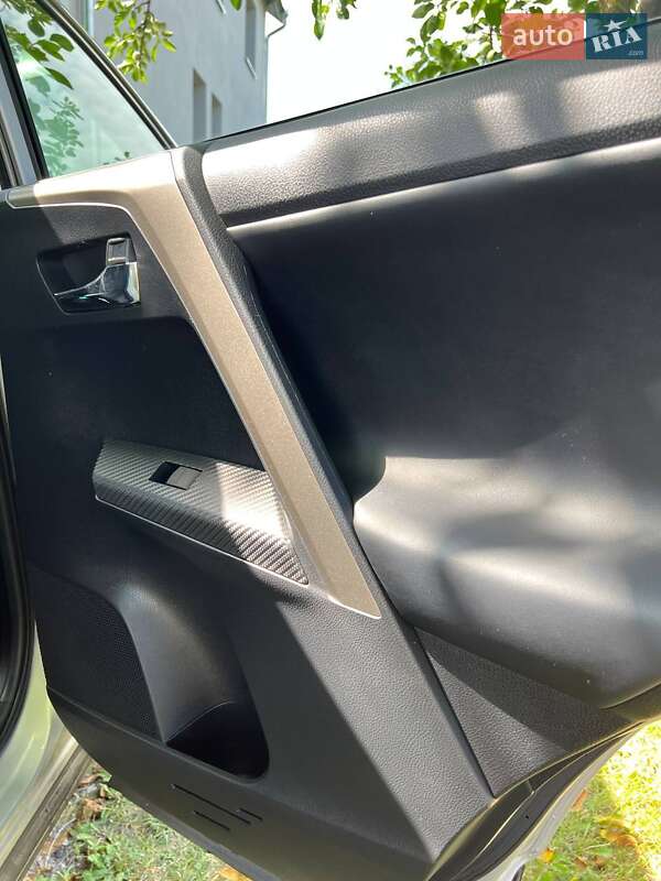 Внедорожник / Кроссовер Toyota RAV4 2015 в Шептицькому