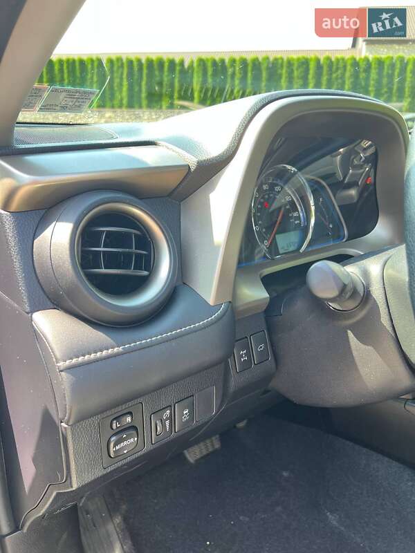 Внедорожник / Кроссовер Toyota RAV4 2015 в Шептицькому
