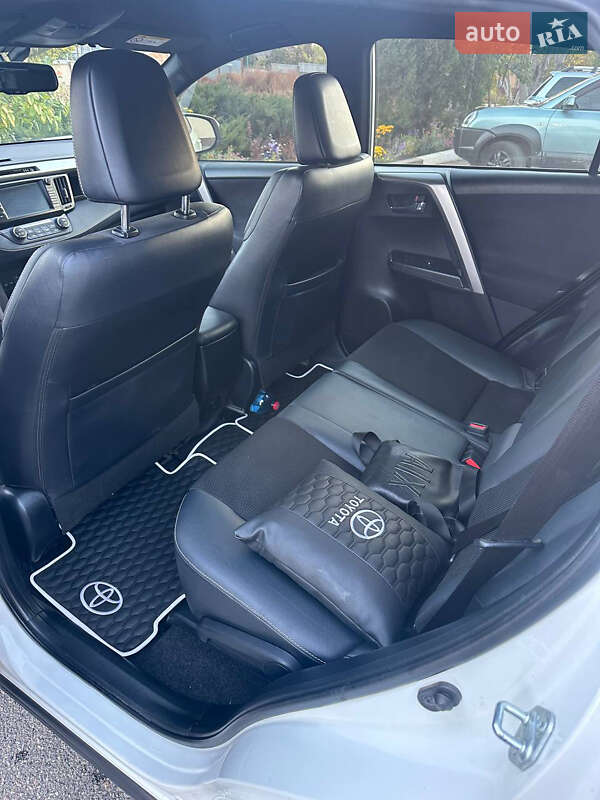 Позашляховик / Кросовер Toyota RAV4 2017 в Дніпрі