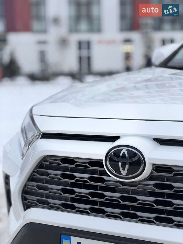 Внедорожник / Кроссовер Toyota RAV4 2020 в Киеве