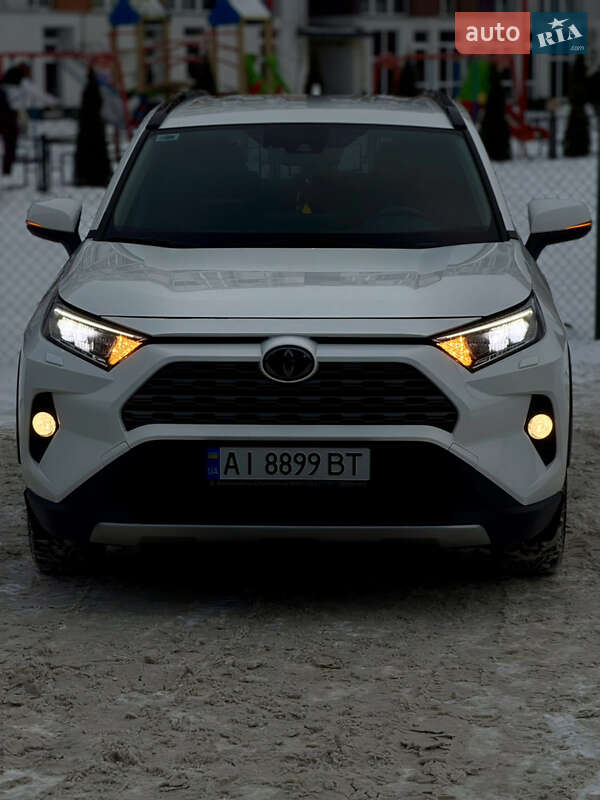 Внедорожник / Кроссовер Toyota RAV4 2020 в Киеве