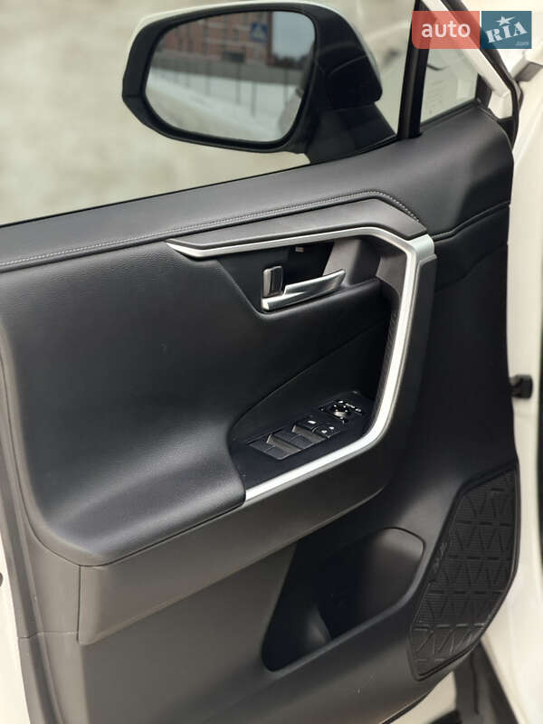 Внедорожник / Кроссовер Toyota RAV4 2020 в Киеве