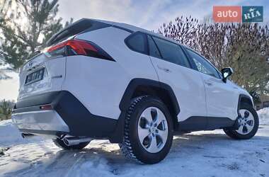 Позашляховик / Кросовер Toyota RAV4 2021 в Рівному