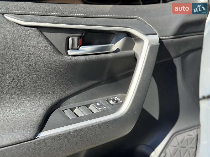 Внедорожник / Кроссовер Toyota RAV4 2019 в Харькове