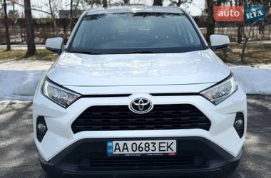Внедорожник / Кроссовер Toyota RAV4 2019 в Киеве