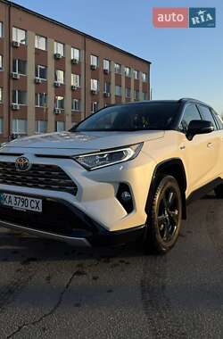 Внедорожник / Кроссовер Toyota RAV4 2021 в Вышгороде