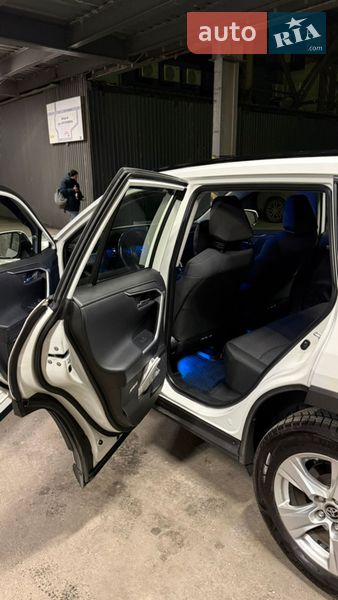 Внедорожник / Кроссовер Toyota RAV4 2019 в Киеве