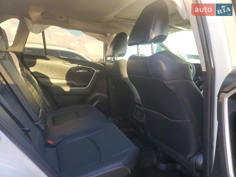 Внедорожник / Кроссовер Toyota RAV4 2023 в Львове