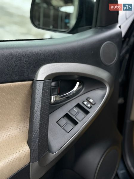 Позашляховик / Кросовер Toyota RAV4 2011 в Тернополі
