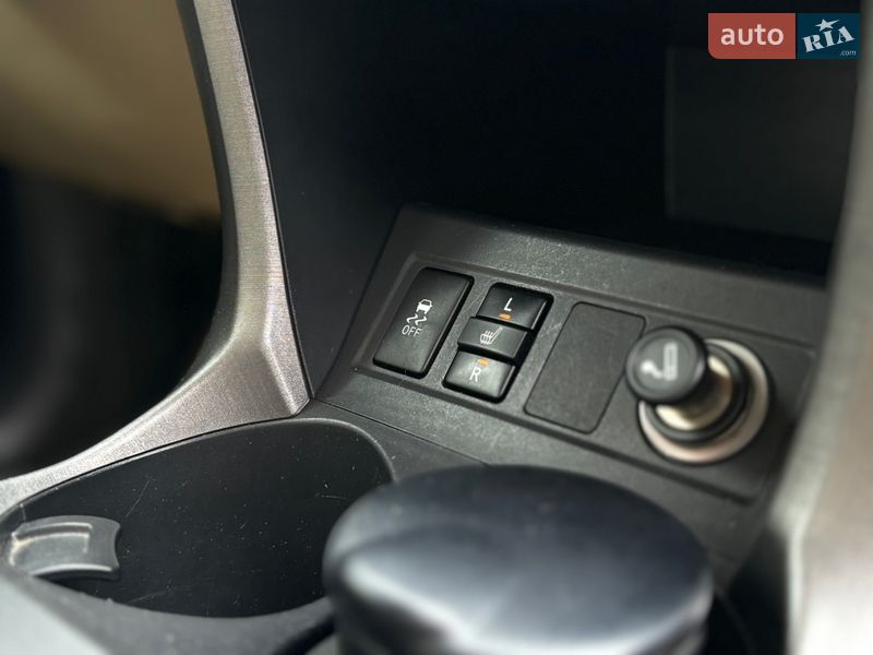 Позашляховик / Кросовер Toyota RAV4 2011 в Тернополі