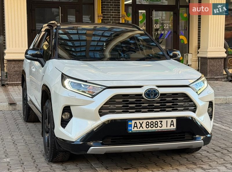 Внедорожник / Кроссовер Toyota RAV4 2020 в Киеве