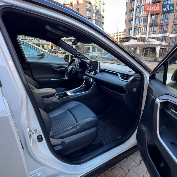 Внедорожник / Кроссовер Toyota RAV4 2020 в Киеве