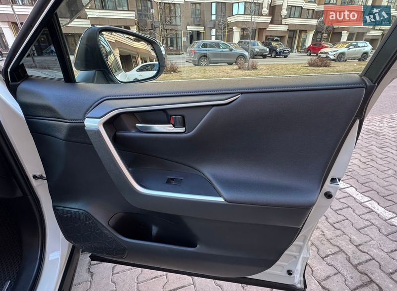 Внедорожник / Кроссовер Toyota RAV4 2020 в Киеве