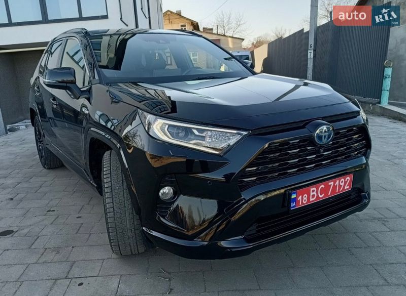 Позашляховик / Кросовер Toyota RAV4 2020 в Рівному