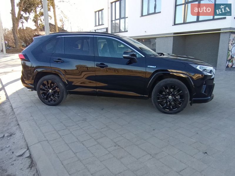 Позашляховик / Кросовер Toyota RAV4 2020 в Рівному