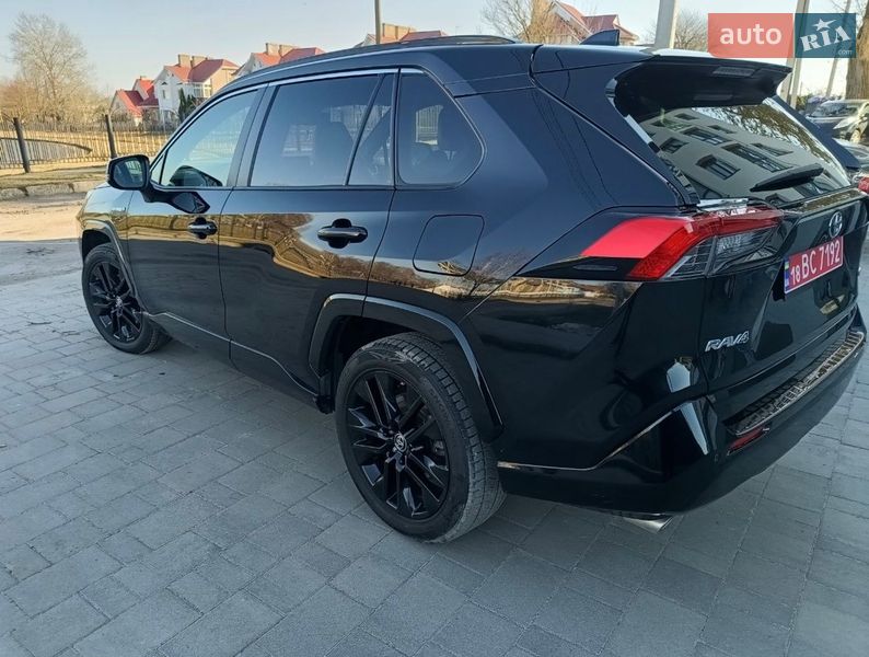 Позашляховик / Кросовер Toyota RAV4 2020 в Рівному