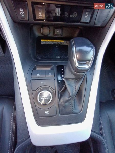 Позашляховик / Кросовер Toyota RAV4 2020 в Рівному