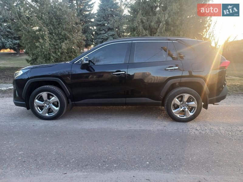 Внедорожник / Кроссовер Toyota RAV4 2019 в Полтаве