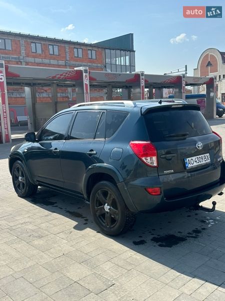 Внедорожник / Кроссовер Toyota RAV4 2006 в Хусте
