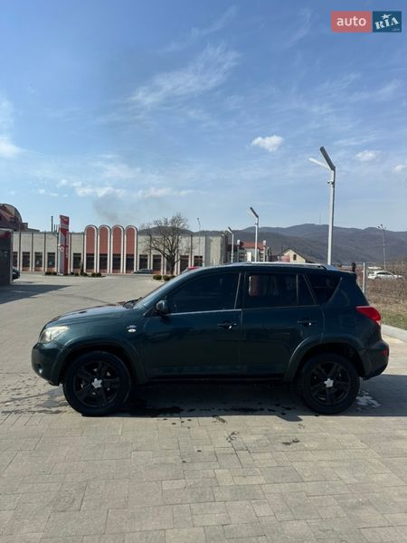 Внедорожник / Кроссовер Toyota RAV4 2006 в Хусте