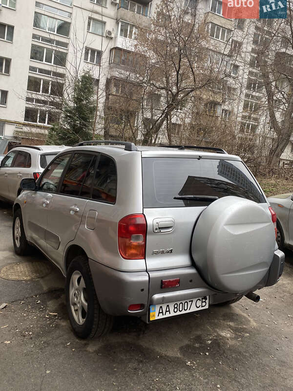 Внедорожник / Кроссовер Toyota RAV4 2001 в Киеве