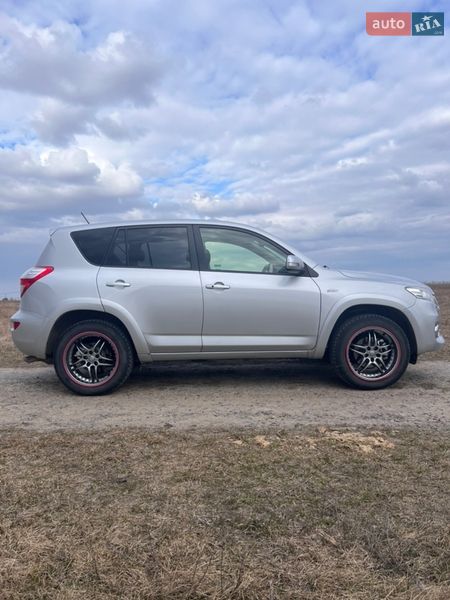 Внедорожник / Кроссовер Toyota RAV4 2012 в Сарнах