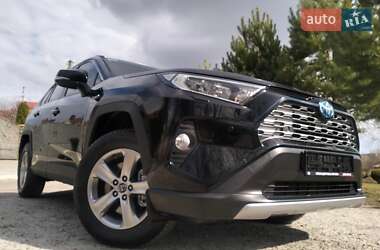 Позашляховик / Кросовер Toyota RAV4 2021 в Рівному