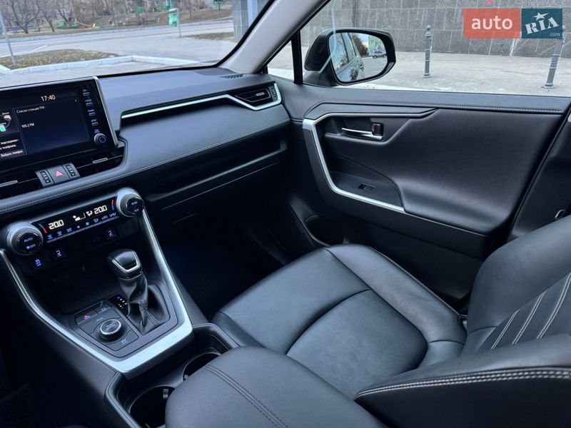 Позашляховик / Кросовер Toyota RAV4 2020 в Харкові