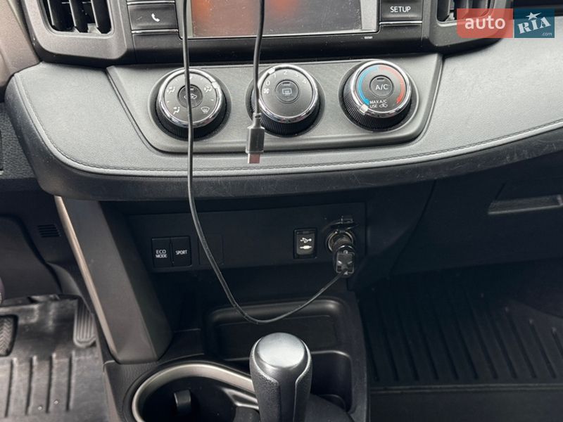 Внедорожник / Кроссовер Toyota RAV4 2017 в Буче