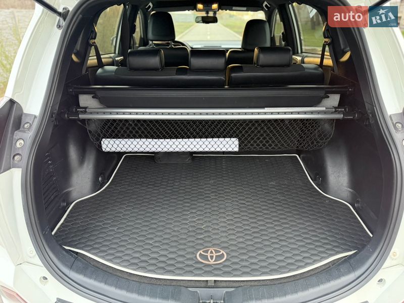 Позашляховик / Кросовер Toyota RAV4 2017 в Дніпрі