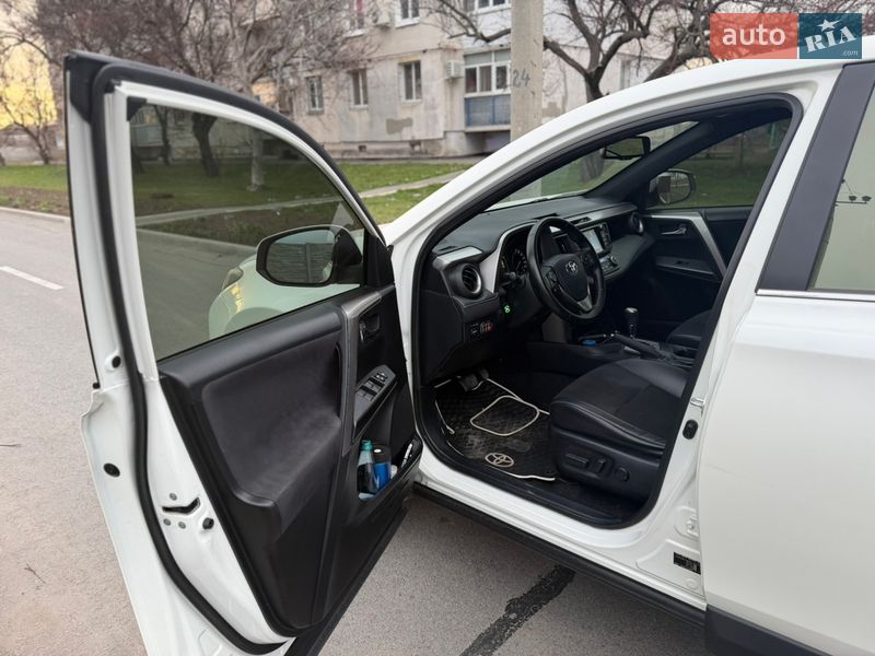 Позашляховик / Кросовер Toyota RAV4 2017 в Дніпрі