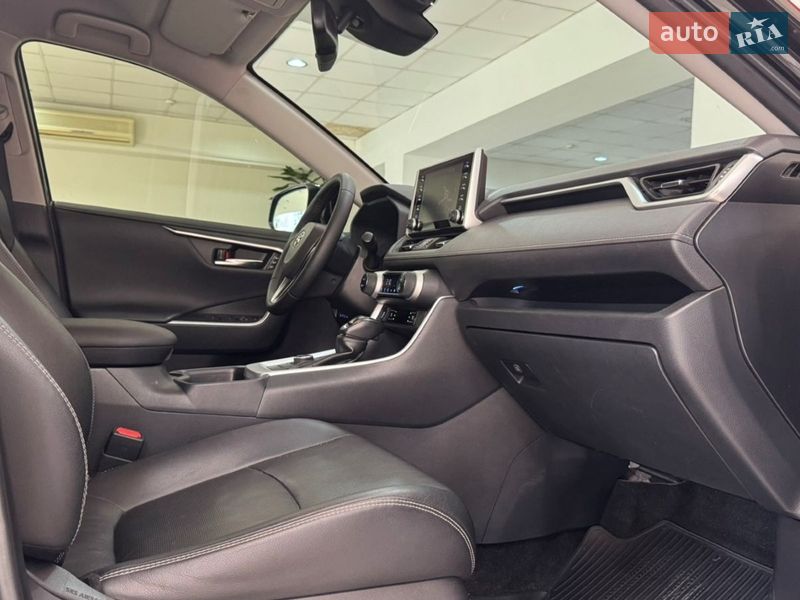 Внедорожник / Кроссовер Toyota RAV4 2019 в Ужгороде