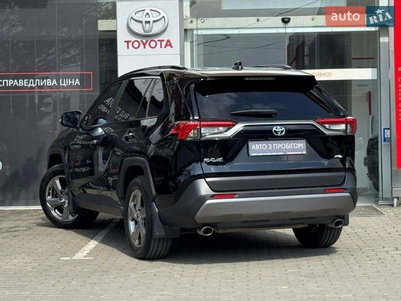 Внедорожник / Кроссовер Toyota RAV4 2019 в Ужгороде