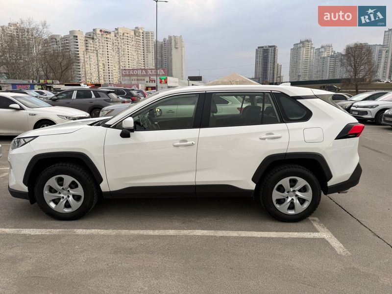 Внедорожник / Кроссовер Toyota RAV4 2021 в Киеве